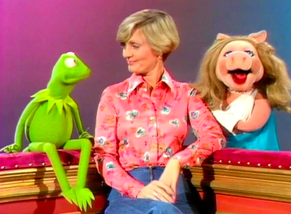 Piggy taking issue with Florence Henderson talking with Kermit. (Screenshot: ABC)