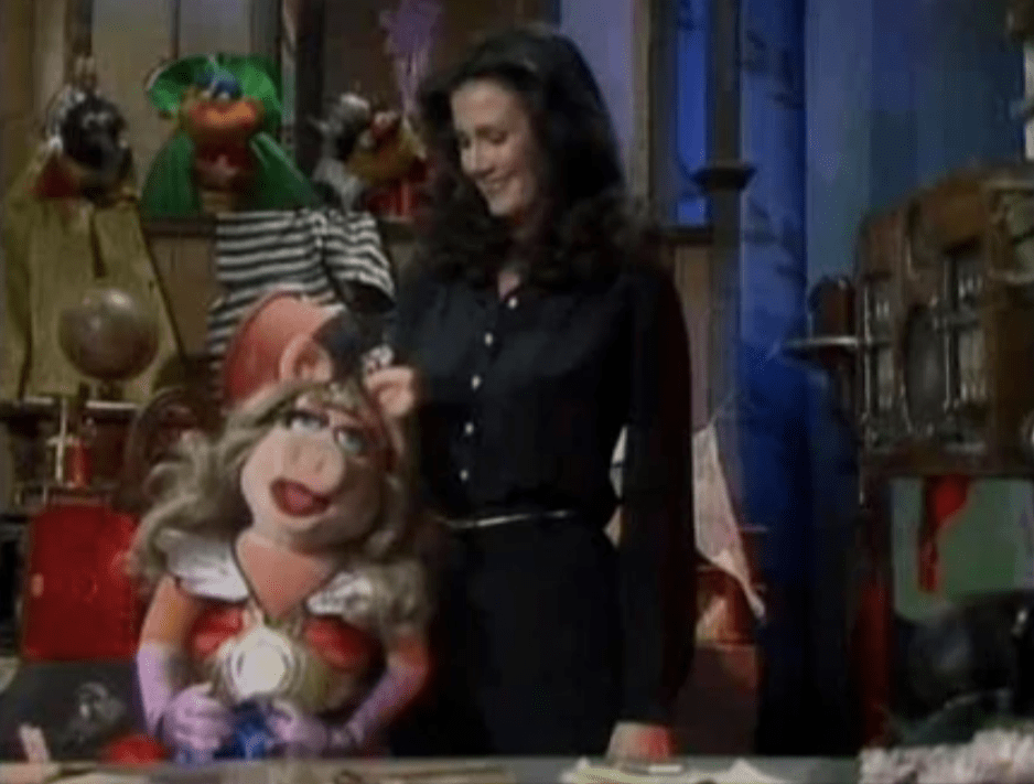 Lynda Carter and Miss Piggy. (Screenshot: ABC)