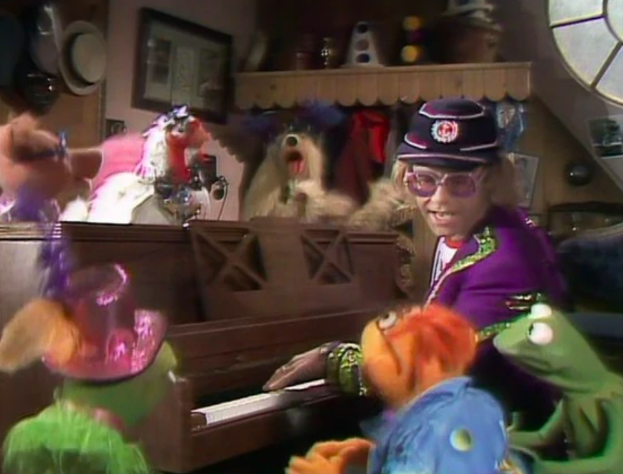 Elton John singing with the Muppets. (Screenshot: ABC)