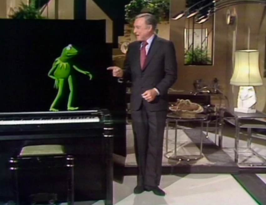 Kermit and Gene Kelly rehearsing. (Screenshot: ABC)