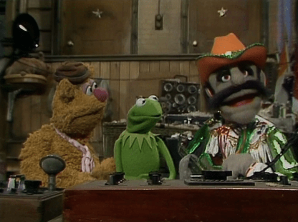 Fozzie and Kermit listening to a Muppet styled after Johnny Cash. (Screenshot: ABC)
