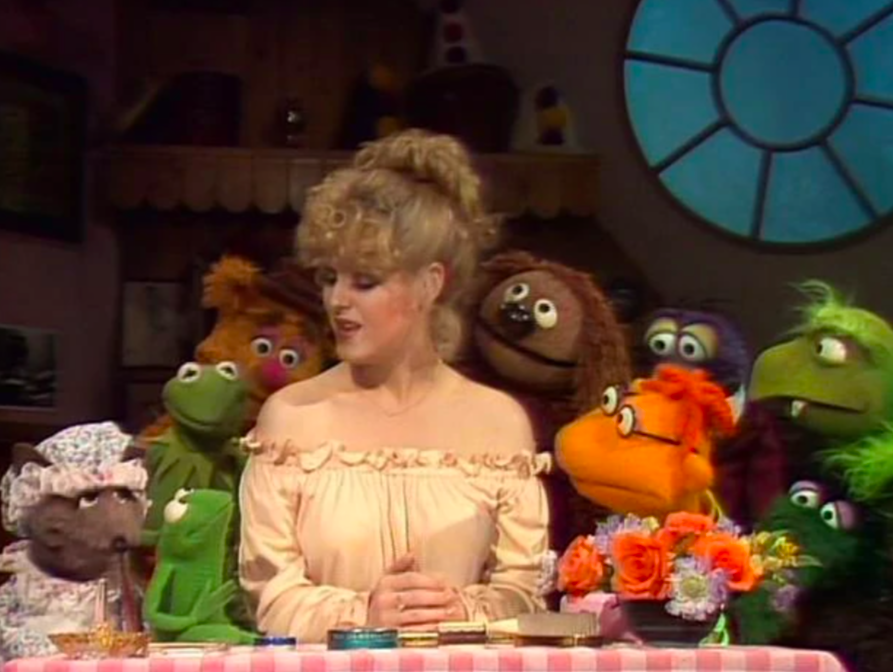 Bernadette Peters speaking to Kermit's nephew Robin. (Screenshot: ABC)