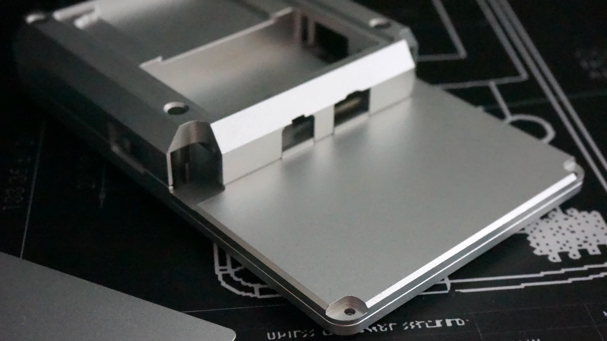 Lustworthy Aluminium Shell Turns the GBA SP Into a MacBook-Inspired Original Game Boy