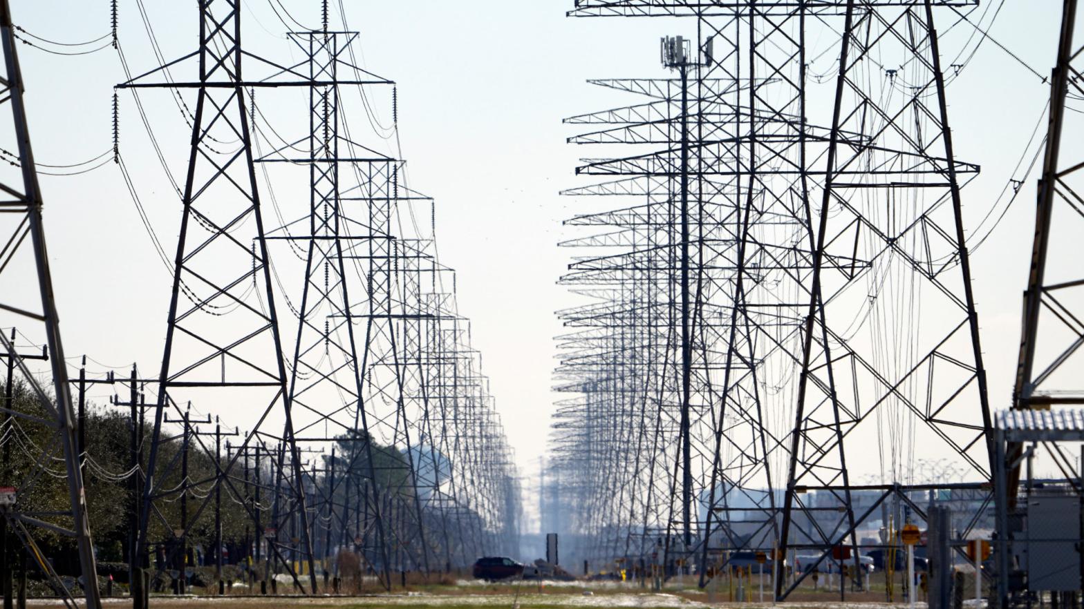 Power lines in the Houston area. (Photo: David J. Phillip, AP)