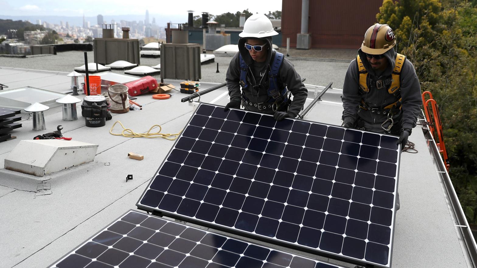 Workers install solar panels on the roof of a home on May 9, 2018 in San Francisco, California. (Photo: Justin Sullivan, Getty Images)