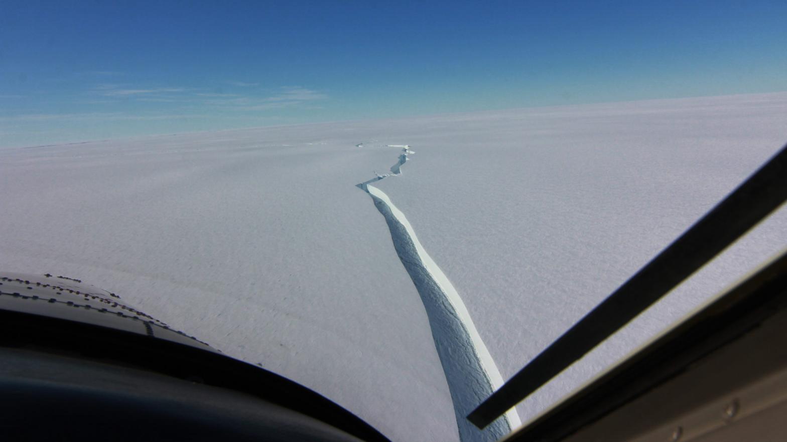 An aerial view of the iceberg that broke off the Brunt Ice Shelf. It measures roughly 490 square miles (1,270 square km) and is nearly 500 feet (150 meters) thick. (Photo: British Antarctic Society)