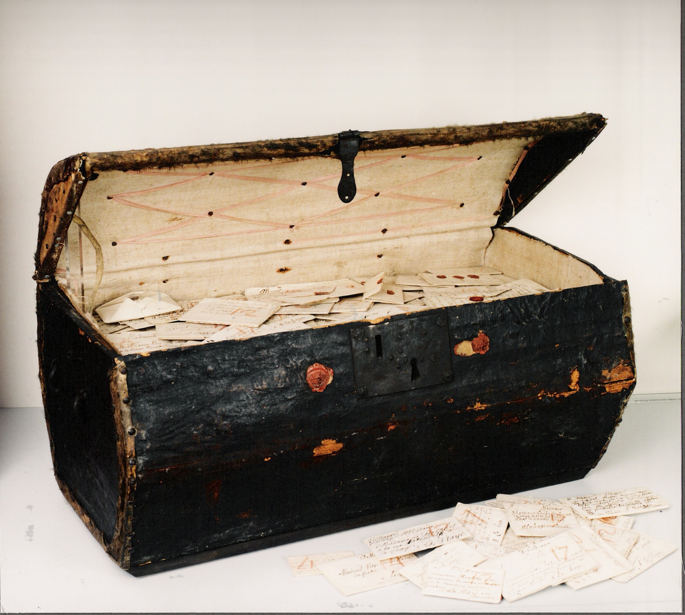 The Renaissance chest contains missives from around the world sent to The Hague. (Photo: Courtesy of the Unlocking History Research Group archive.)