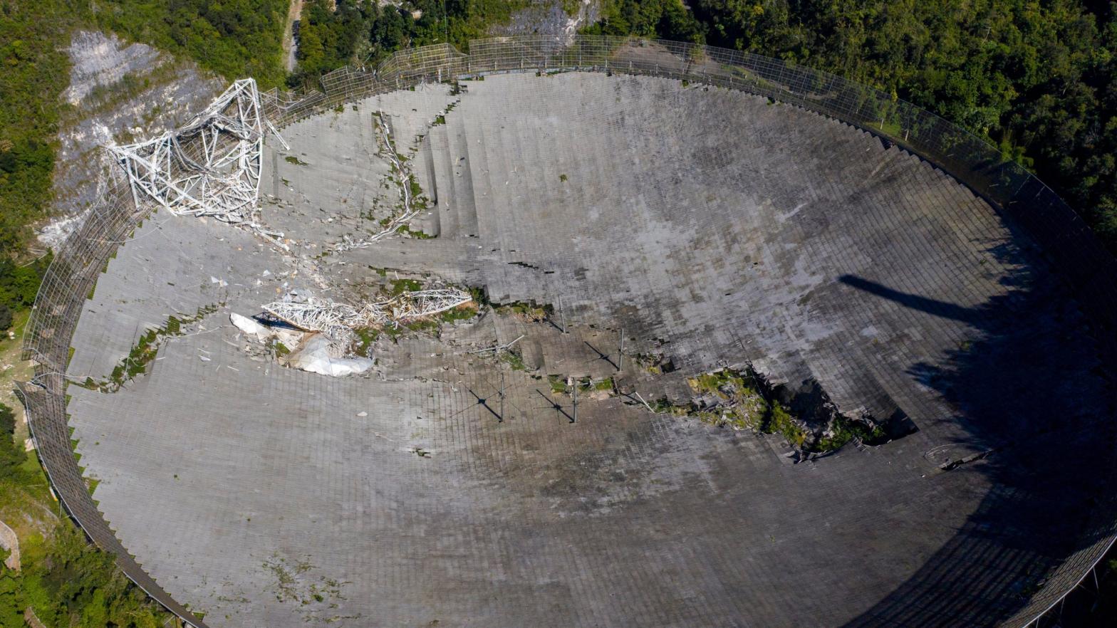 Damage at the dish following the collapse of the 816 T instrument platform. (Image: Ricardo Arduengo/AFP, Getty Images)