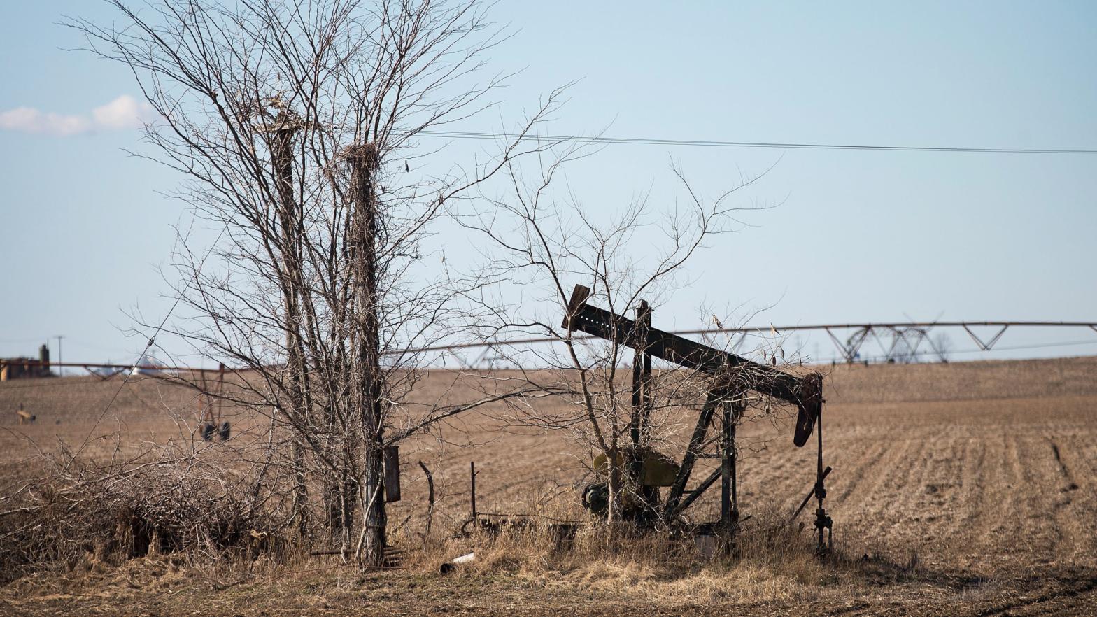 An idled pump jack, once used to extract crude oil from the ground, sits rusting above a well in a farmers field near Ridgway, Illinois. (Photo: Scott Olson/, Getty Images)