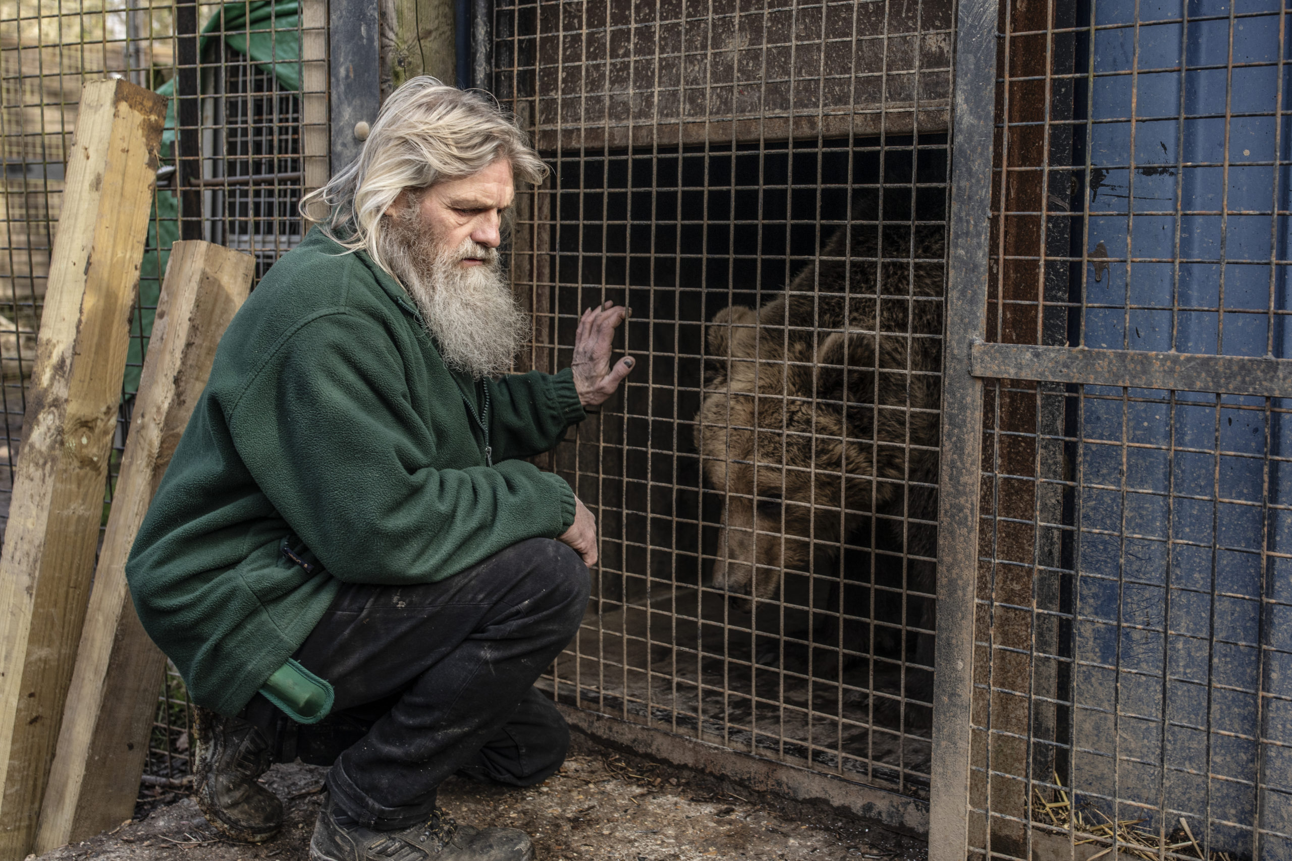  Keeper Paul Wirdman crouches next to a European brown bear in its enclosure. (Photo: Dan Kitwood, Getty Images)