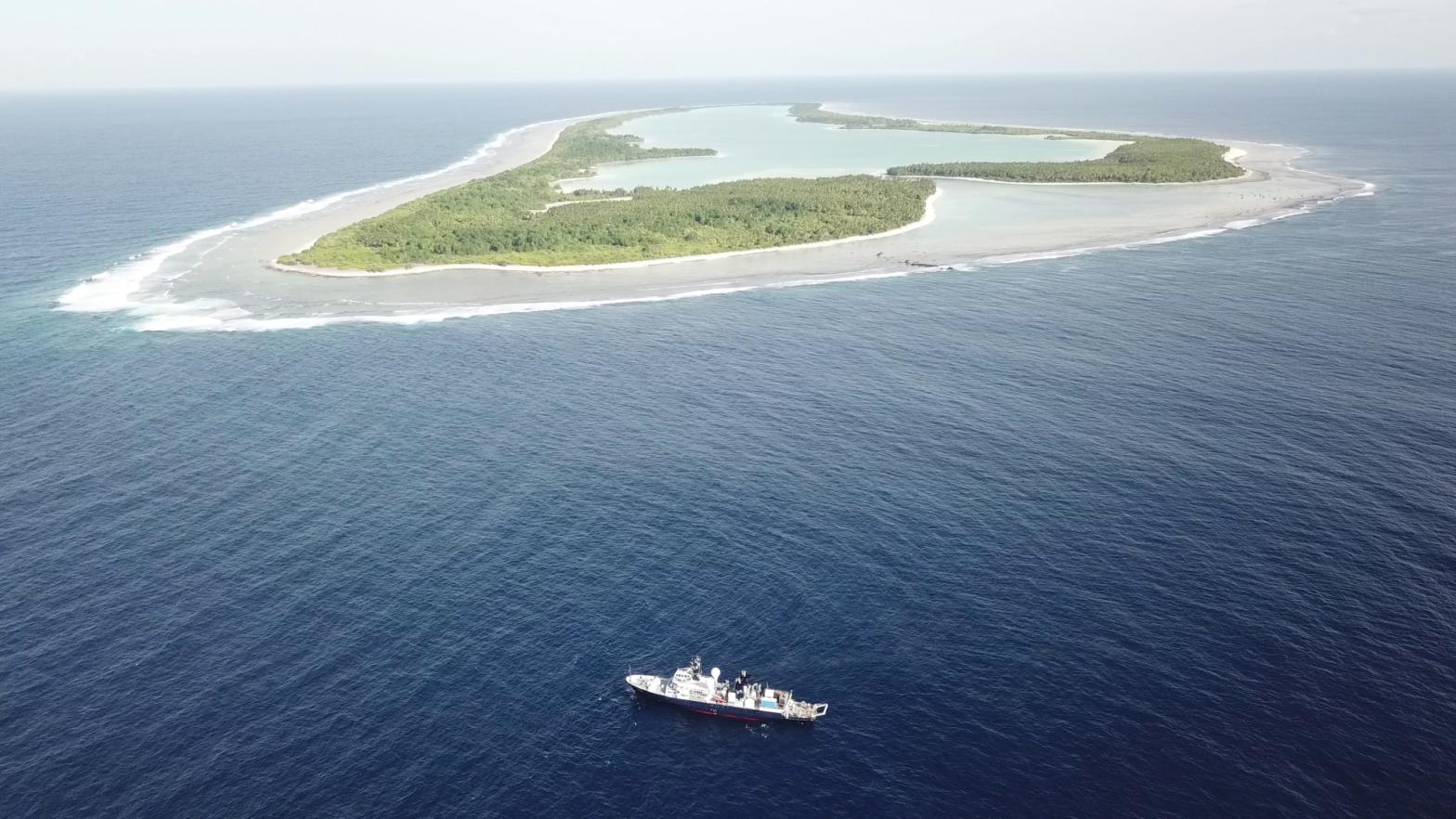 The research vessel Falkor in the Phoenix Islands Protected Area.  (Image: Schmidt Ocean Institute)