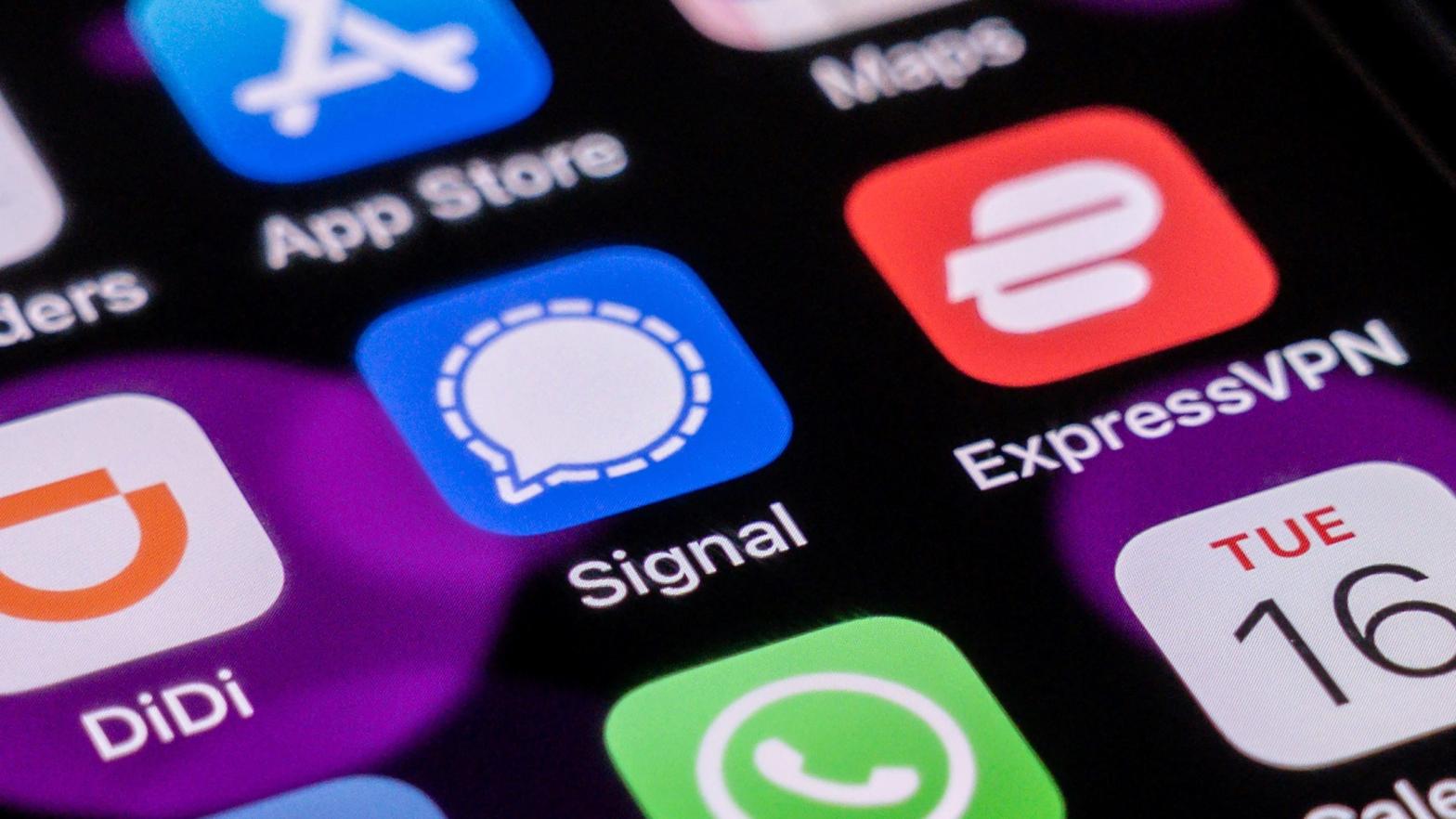 This photo illustration shows the encrypted messaging app Signal (C) pictured on a smartphone home screen in Beijing on March 16, 2021. (Photo: Nicola Asfouri, Getty Images)