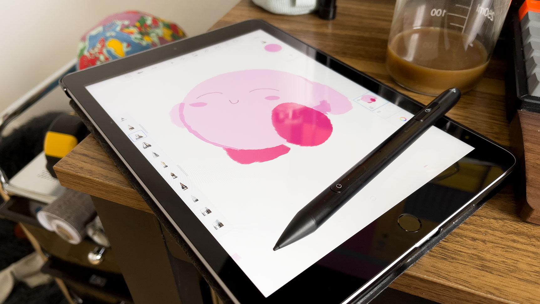 The Note-M is ok for sketching simple puffballs like Kirby, but the lack of pressure sensitivity isn't the best for artists. (Photo: Victoria Song/Gizmodo)