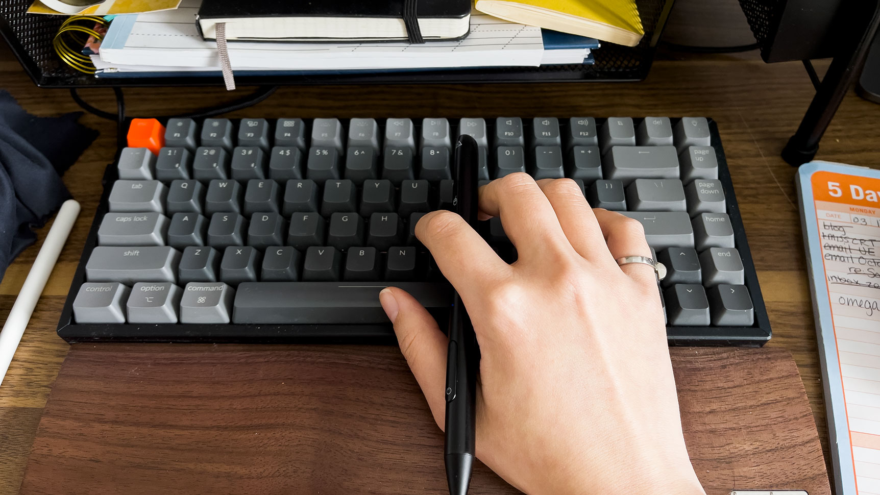 Yes, I type like this sometimes. (Photo: Victoria Song/Gizmodo)
