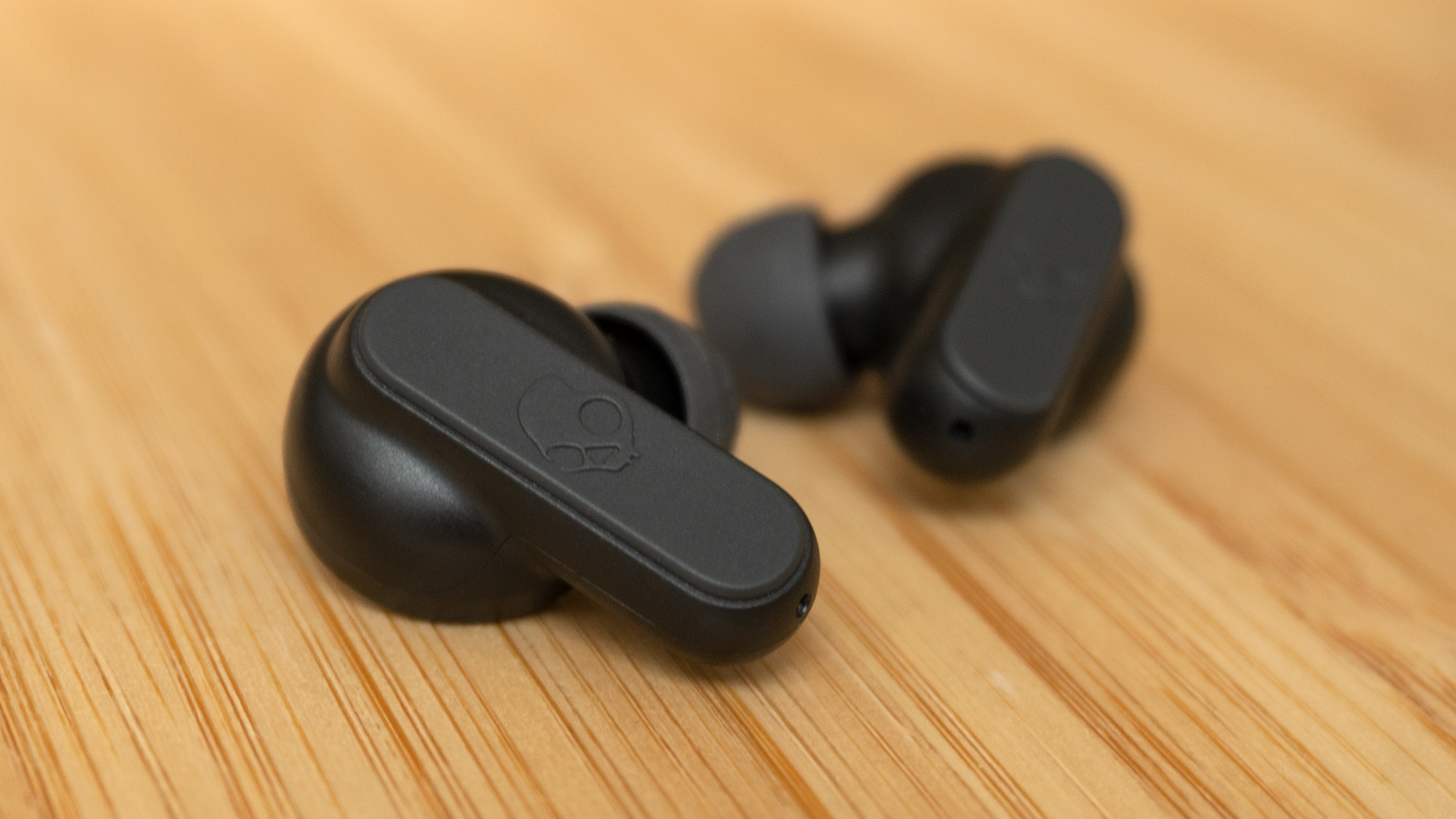 Each earbud has a physical button (you press on the tiny Skullcandy skull logo) that can be pressed in various ways to access shortcuts, but be prepared to study the included manual, or just keep your phone in hand all the time. (Photo: Andrew Liszewski/Gizmodo)