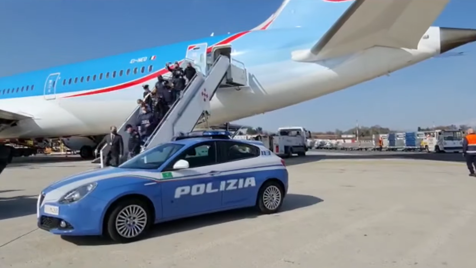 Reputed mobster Marc Feren Claude Biart being offloaded from a plane by police. (Screenshot: Calabria News, Other)