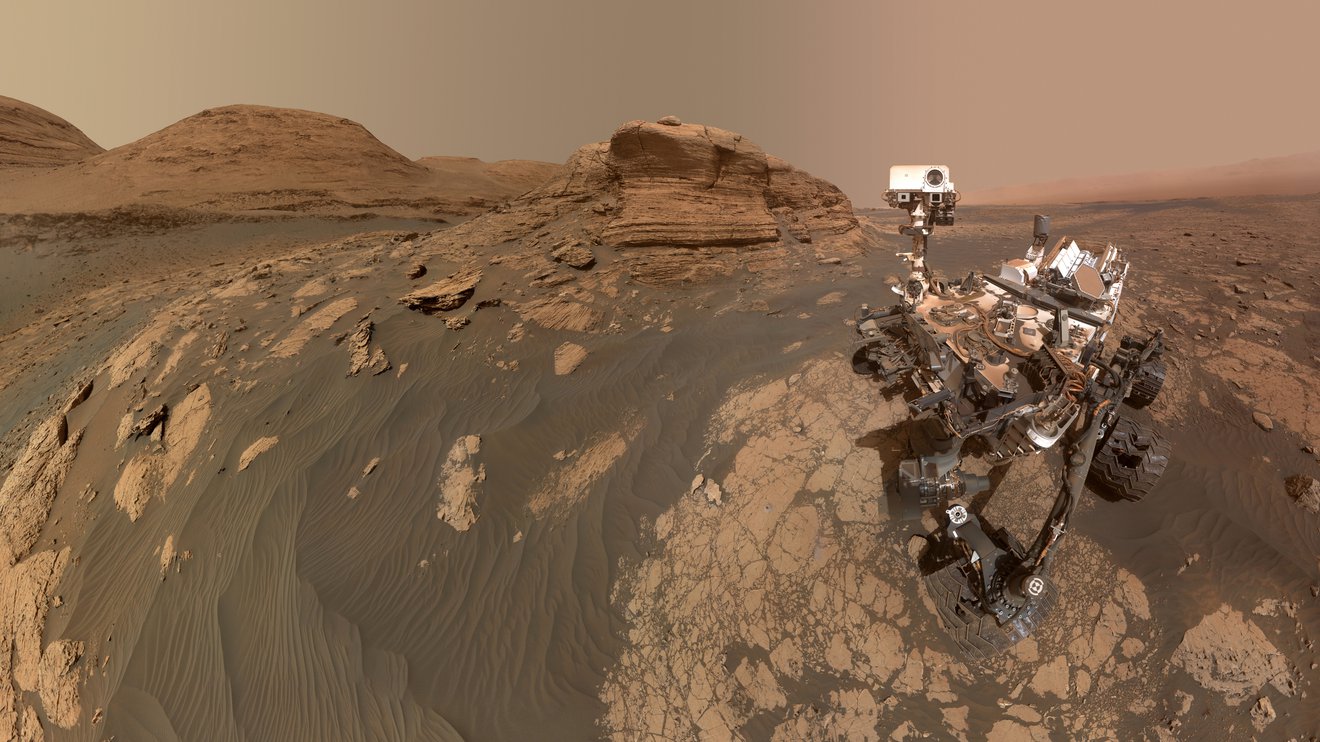 Curiosity took this selfie, with Mont Mercou in the background, on March 26, 2021.  (Image: NASA/JPL-Caltech/MSSS)
