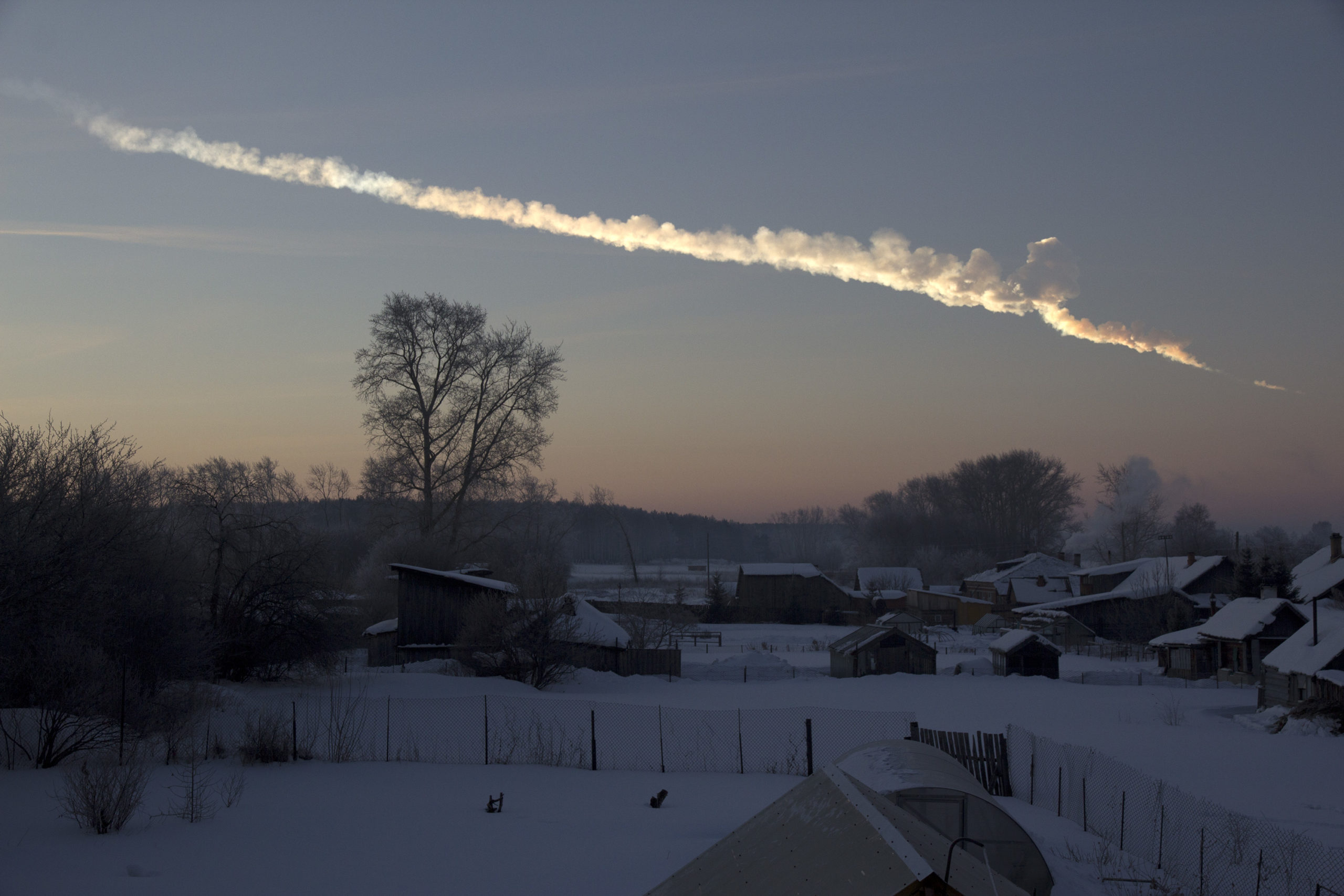 The smoke trail produced by the Chelyabinsk meteor in 2013. (Image: Alex Alishevskikh, Fair Use)