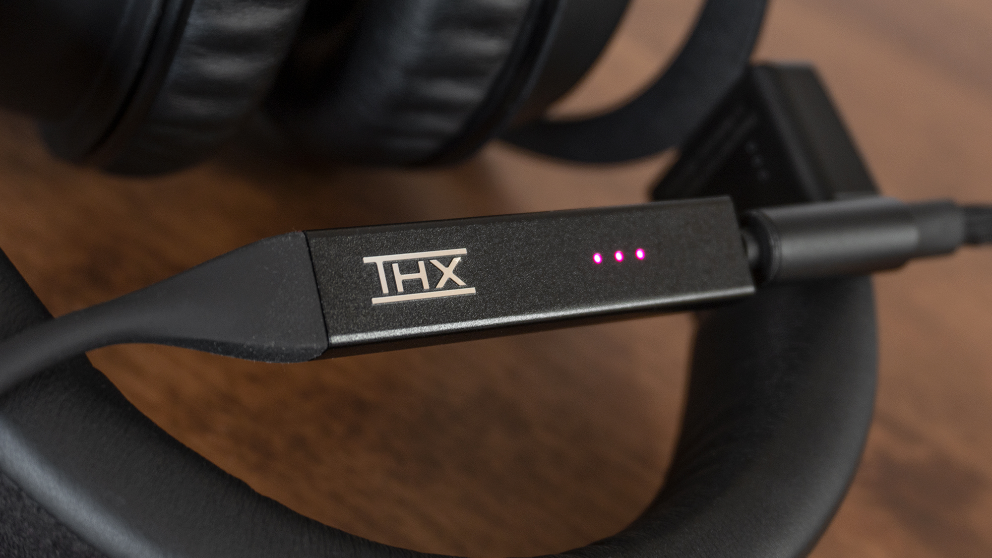 A set of three colour-changing LEDs on the THX Onyx indicate the quality level of the music you're listening to in four stages from CD quality to up to MQA studio quality. (Photo: Andrew Liszewski/Gizmodo)