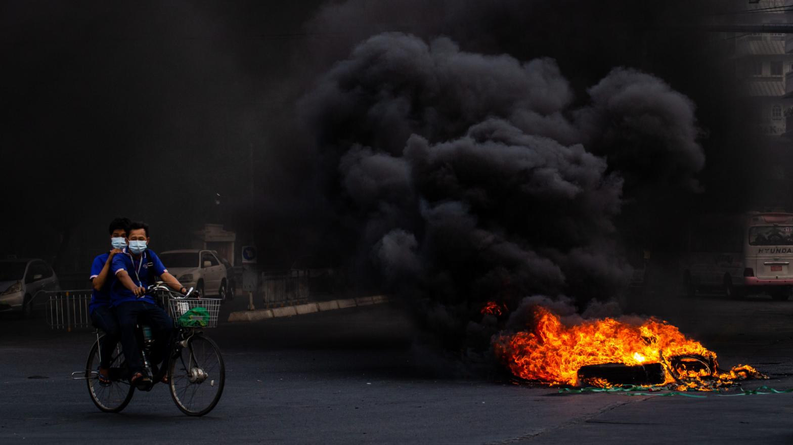 Smoke rises from tires set alight by anti-coup protesters on April 03, 2021 in Yangon, Myanmar. (Photo: Getty Images, Getty Images)