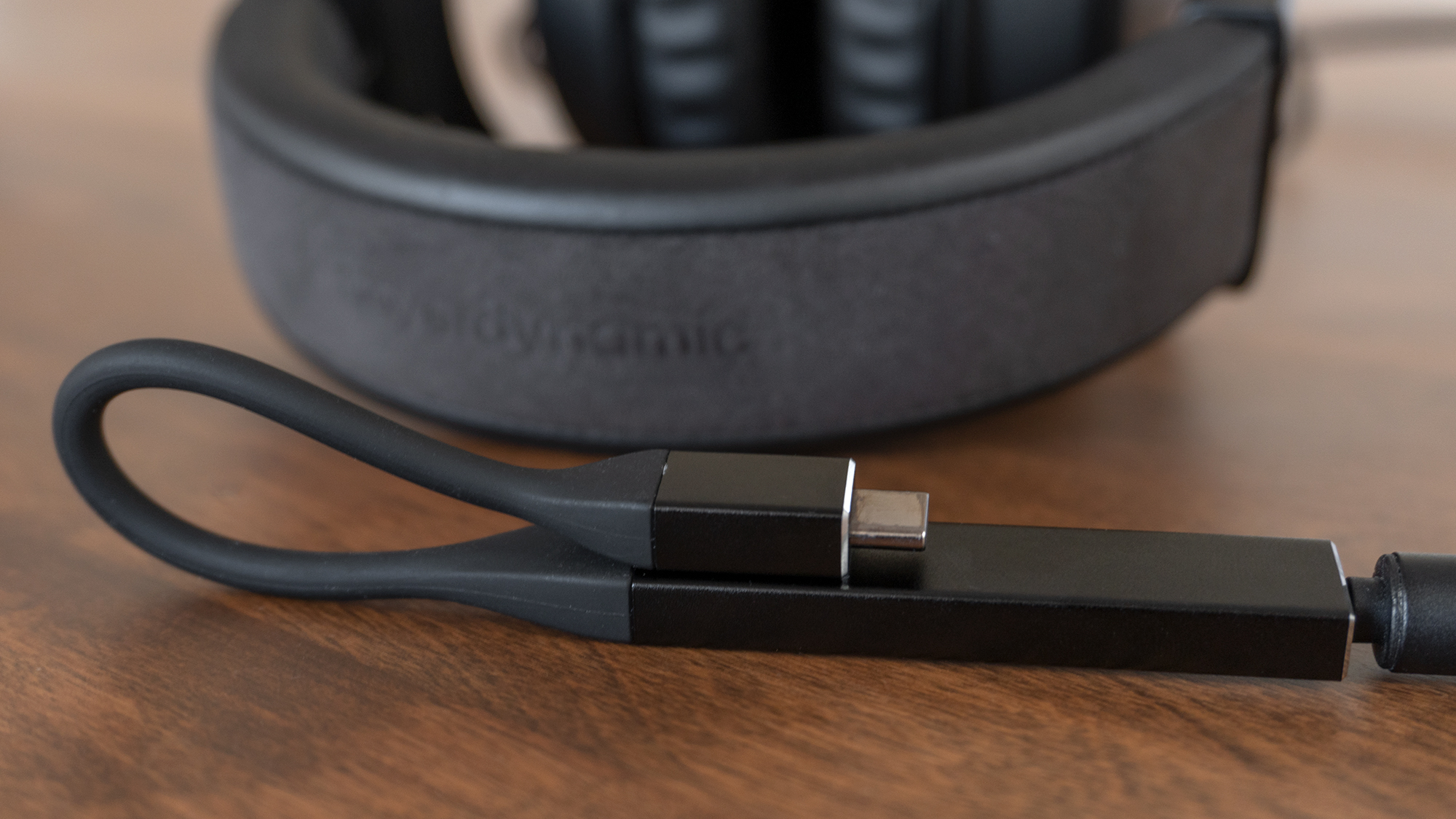 The THX Onyx is small and easy to pocket, and even features a magnetic closure so you can create a loop to help wrangle and organise headphone cables. (Photo: Andrew Liszewski/Gizmodo)