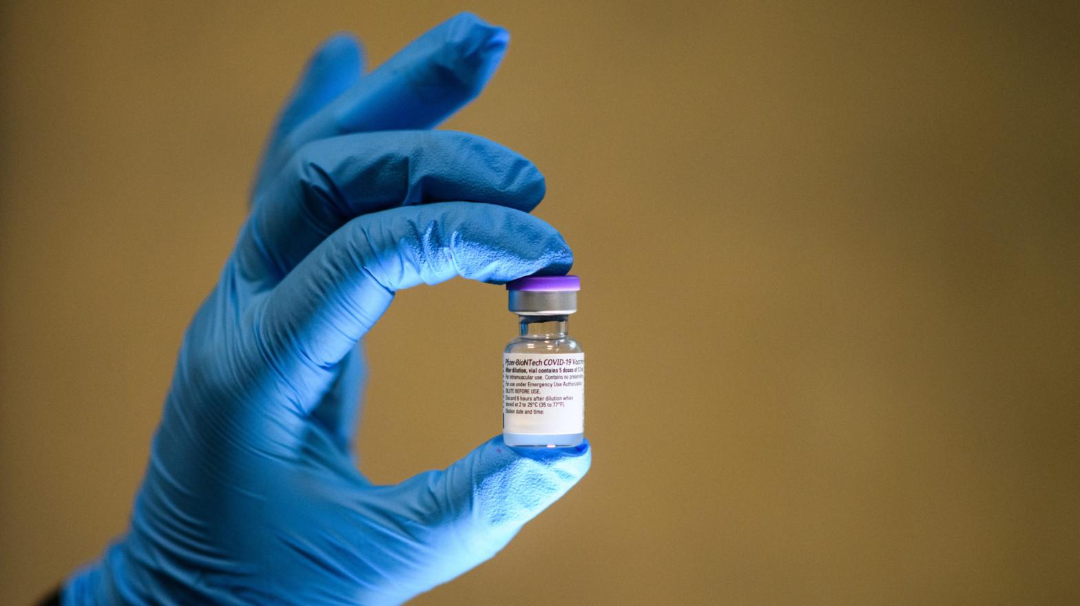 A health care worker in the Uk holding a vial of the Pfizer/BioNTech Covid-19 vaccine.  (Photo: Justin Tallis, Getty Images)