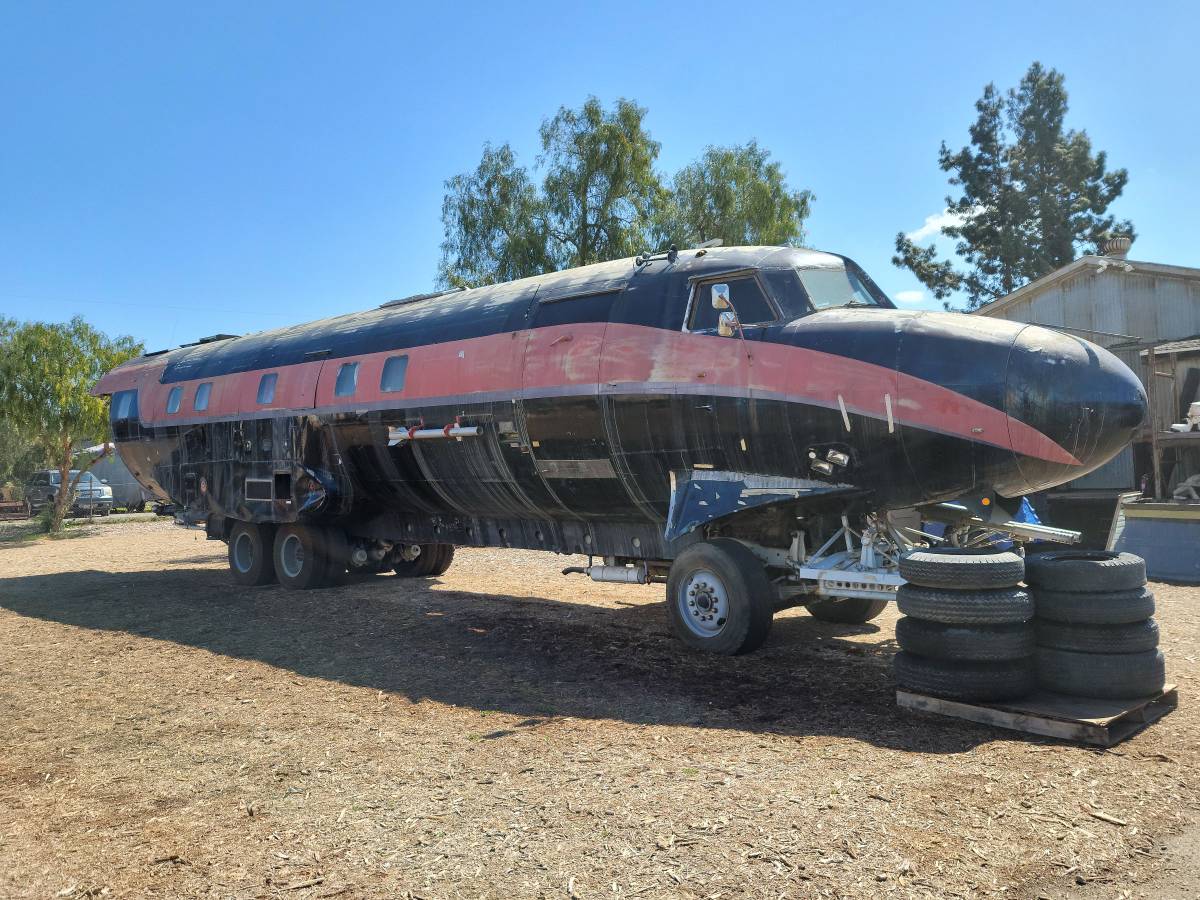 This Baffling Fugitive-Built RV Has The Body Of An Airplane And A Hidden Hot Tub