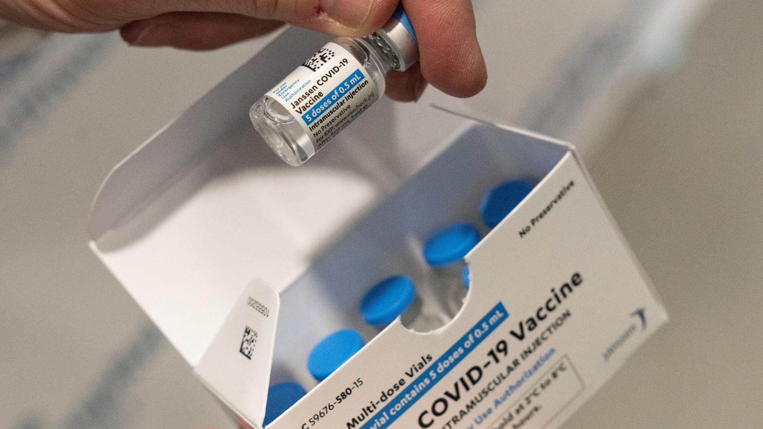 A pharmacist holds a vial of the Johnson & Johnson covid-19 vaccine at a hospital in Bay Shore, N.Y. (Photo: Mark Lennihan, AP)