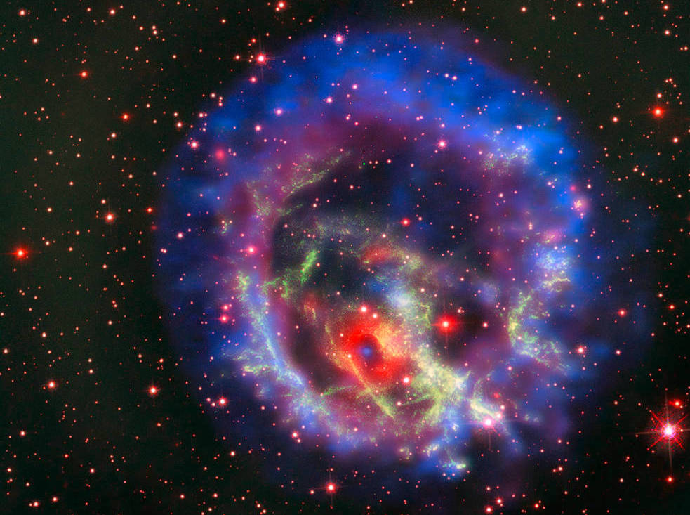 A neutron star is what's left after a star collapses in a supernova, like the one pictured here. (Image: X-ray (NASA/CXC/ESO/F.Vogt et al); Optical (ESO/VLT/MUSE & NASA/STScI), Fair Use)