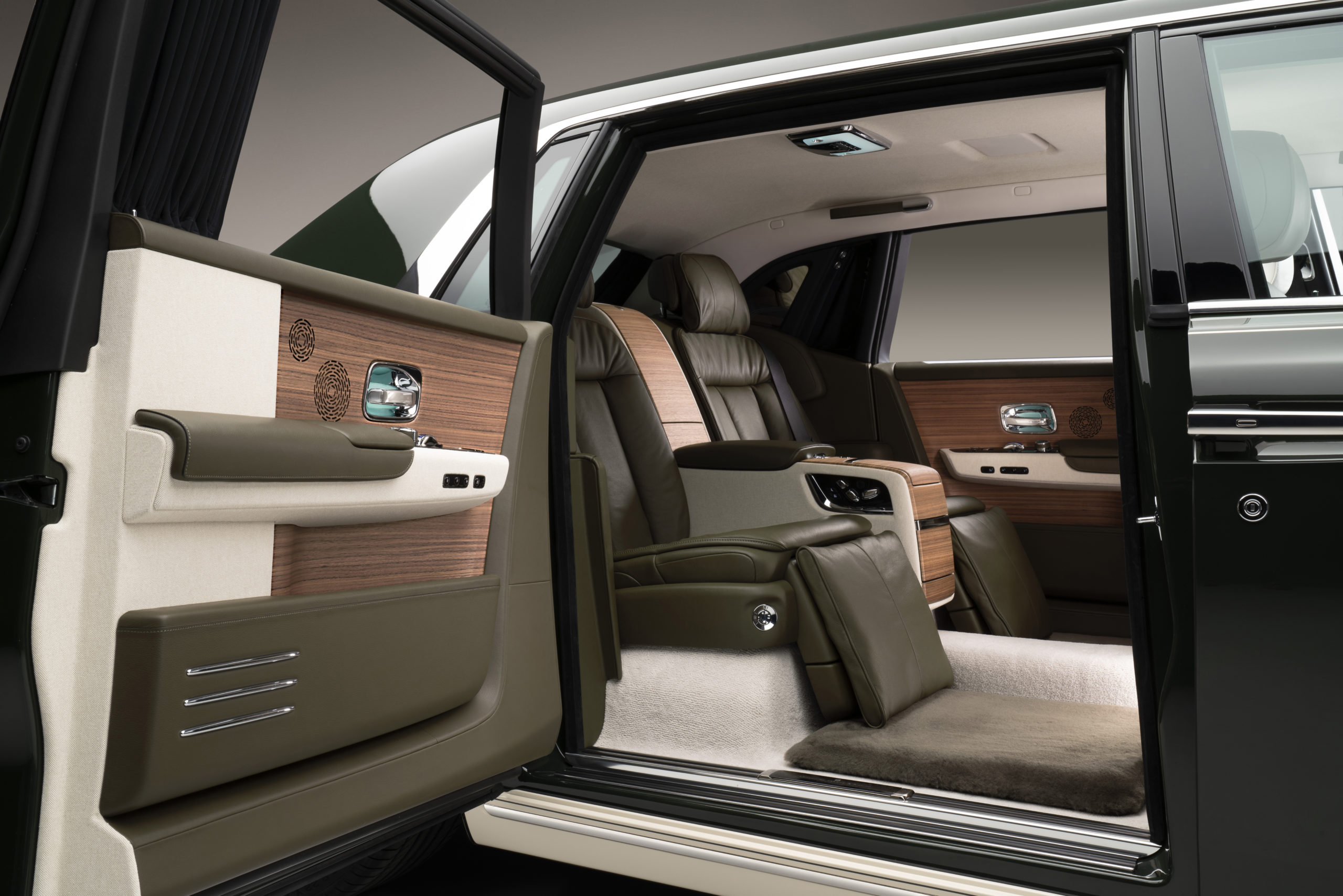 Rolls-Royce Created A One-Off Phantom For A Billionaire Client And Its Beautiful