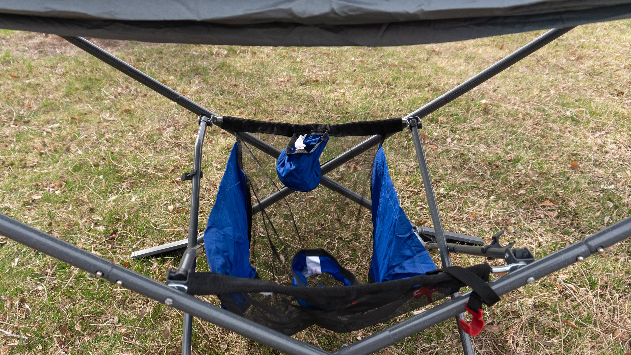 An under-hammock mesh storage basket includes a pair of fabric cup holders, but they're not easy to reach while you're stretched out on top. (Photo: Andrew Liszewski/Gizmodo)
