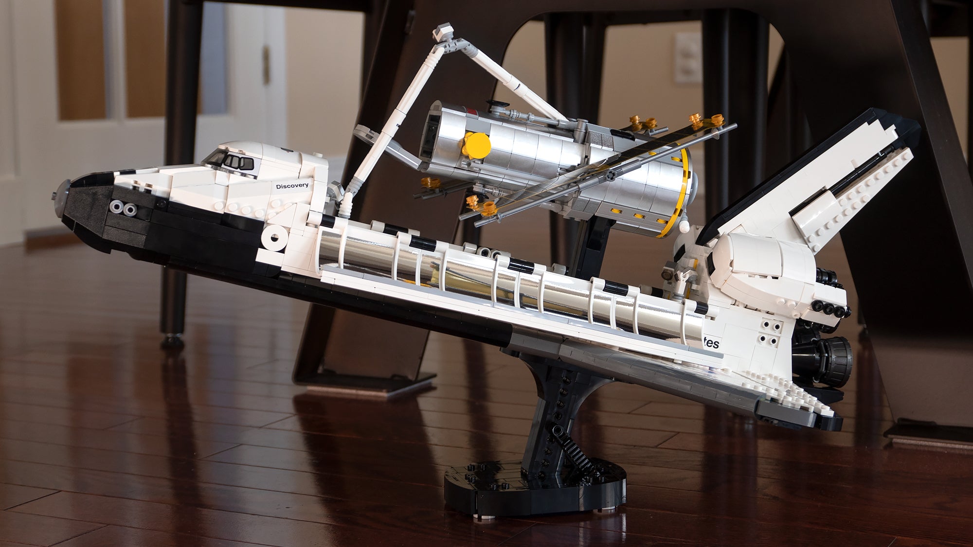 Lego has included three display stands that can be used to support the Discovery orbiter, the Hubble Space Telescope, and a third that makes the satellite appear to float above the orbiter's cargo bay. (Photo: Andrew Liszewski/Gizmodo)