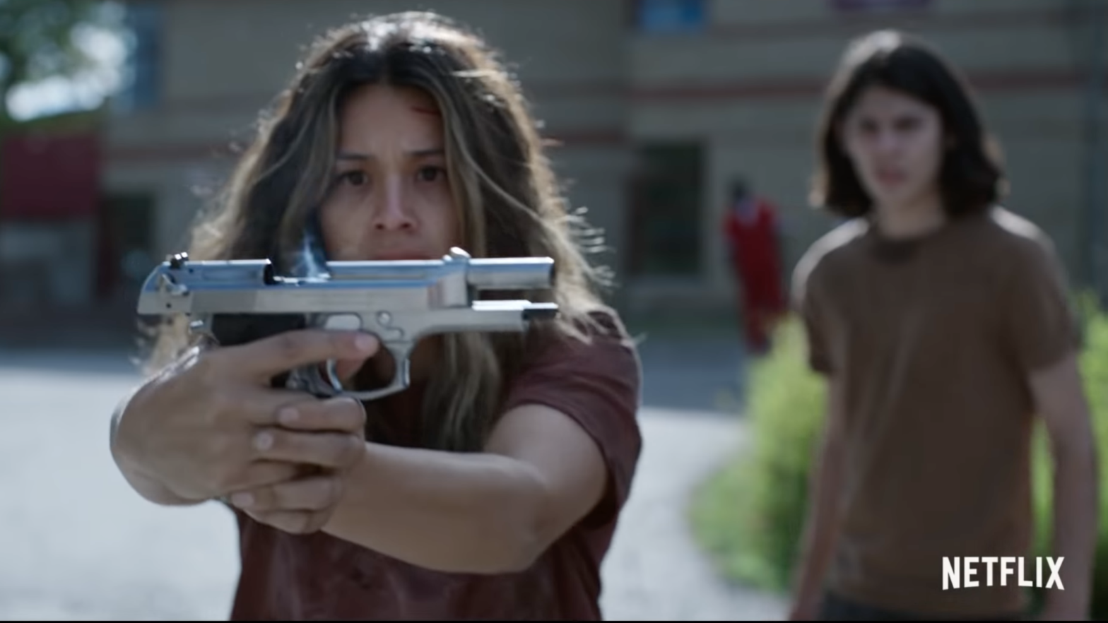 See, if Gina Rodriguez had gotten some sleep she'd remember you don't hold guns that way. (Screenshot: Netflix)