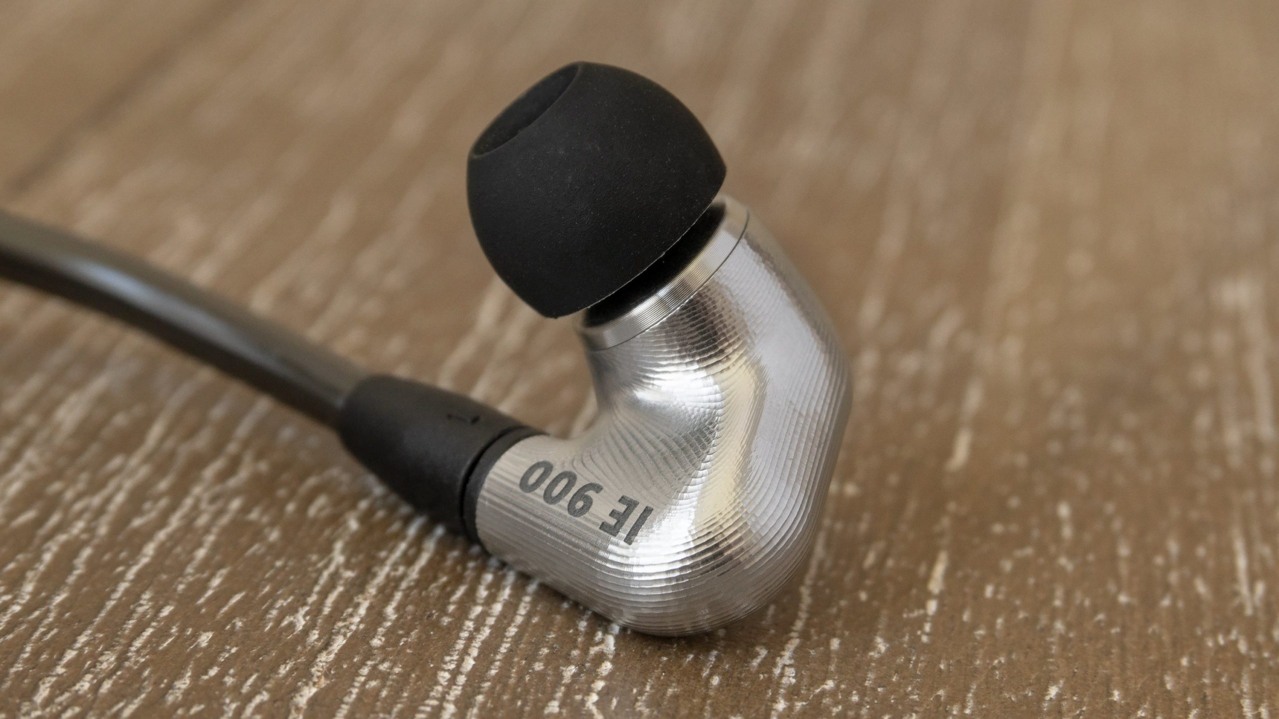Each IE 900 earbud is milled from a single block of aluminium, inside and out, with the concentric milling marks making for a unique finish. (Photo: Andrew Liszewski/Gizmodo)