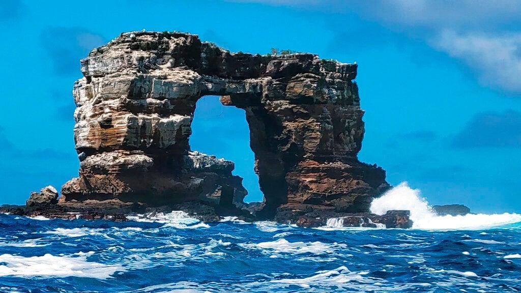 File photo showing Darwin's Arch prior to the collapse on May 17. (Image: Parque Nacional Galápagos, AP)