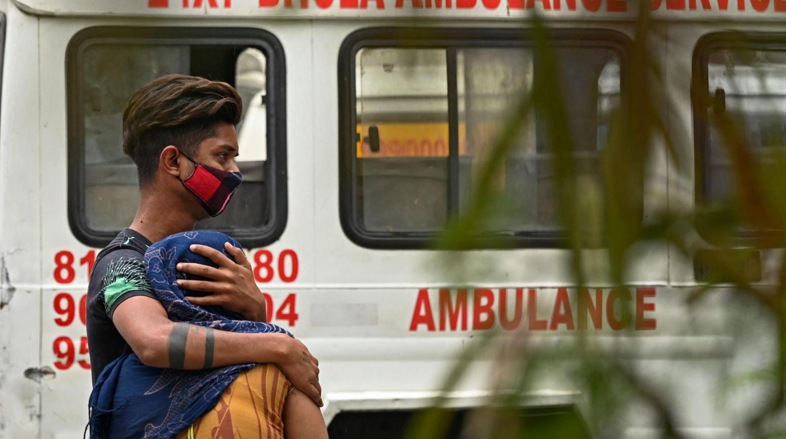 Family members mourn after they received the body of a patient who died of covid-19 at a mortuary in New Delhi, India on May 18, 2021. (Photo: Sajjad Hussain/AFP, Getty Images)