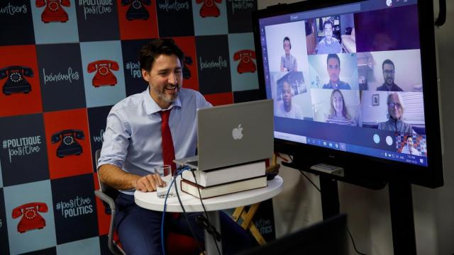 Justin Trudeau Uses Fake Mac, Like a Commoner