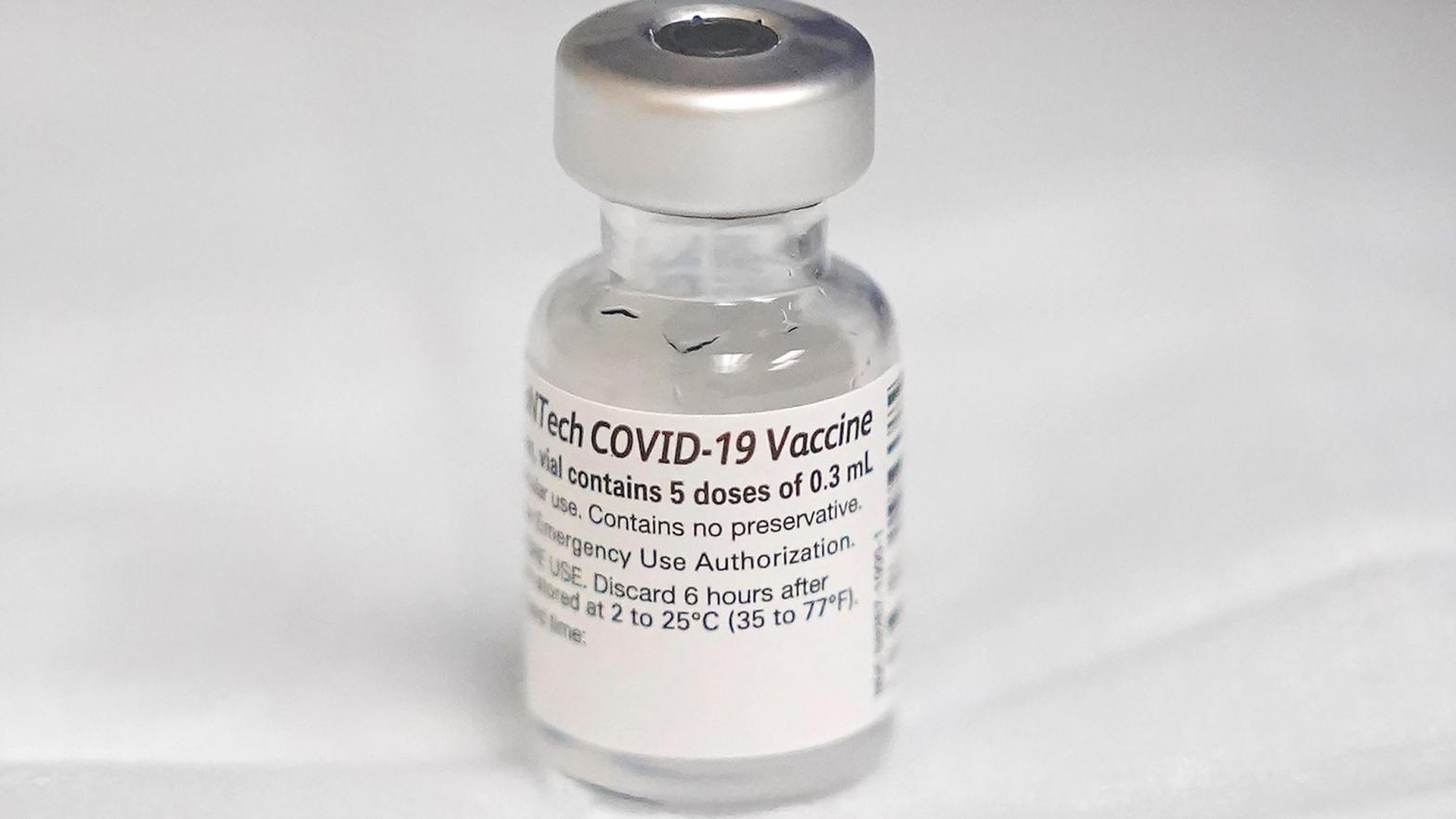 A vial of the Pfizer/BioNTech covid-19 vaccine (Photo: Jeff Chiu, AP)
