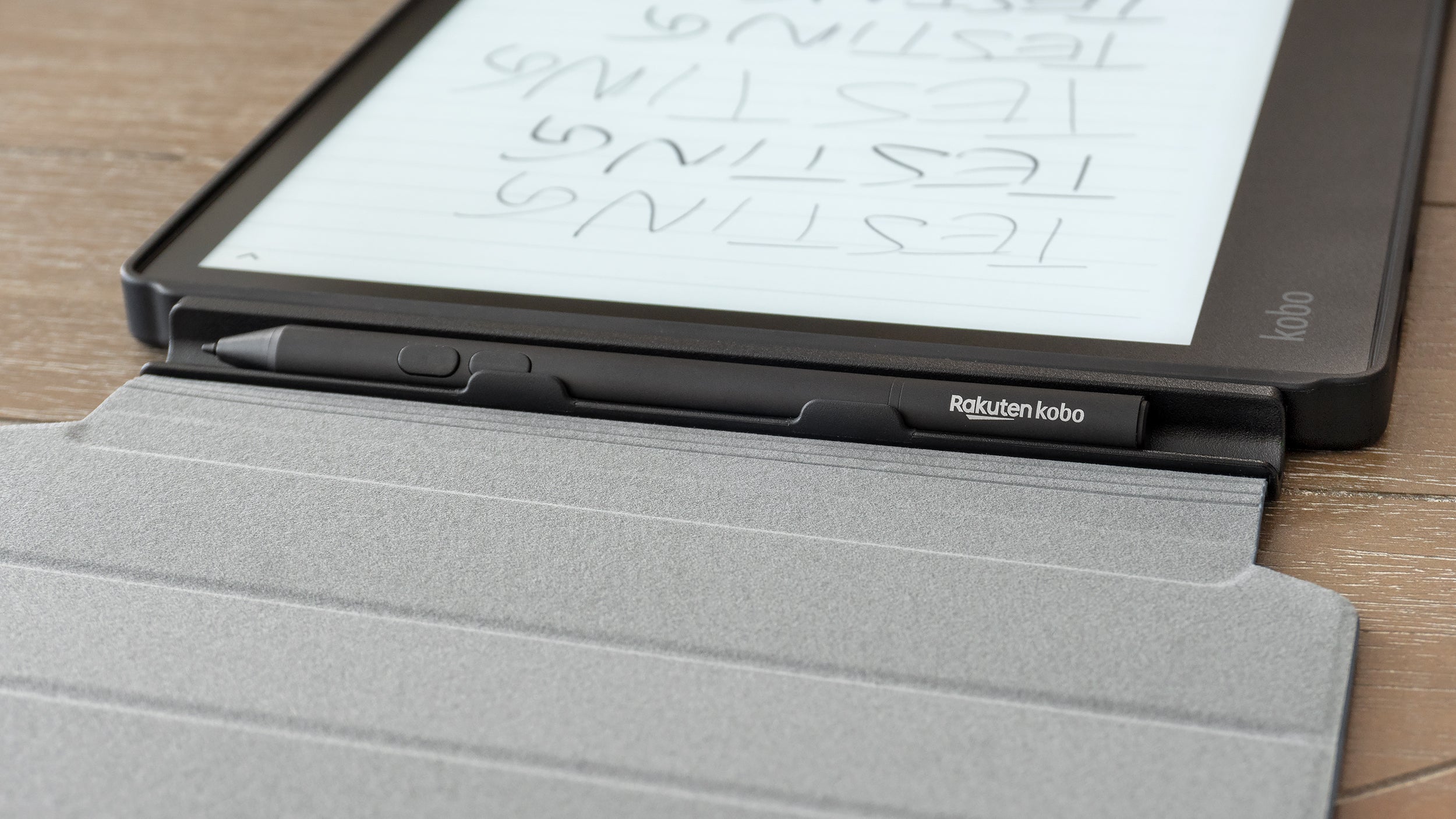The Kobo Elipsa's included case and SleepCover include a secure place to store the stylus when not in use. (Photo: Andrew Liszewski/Gizmodo)