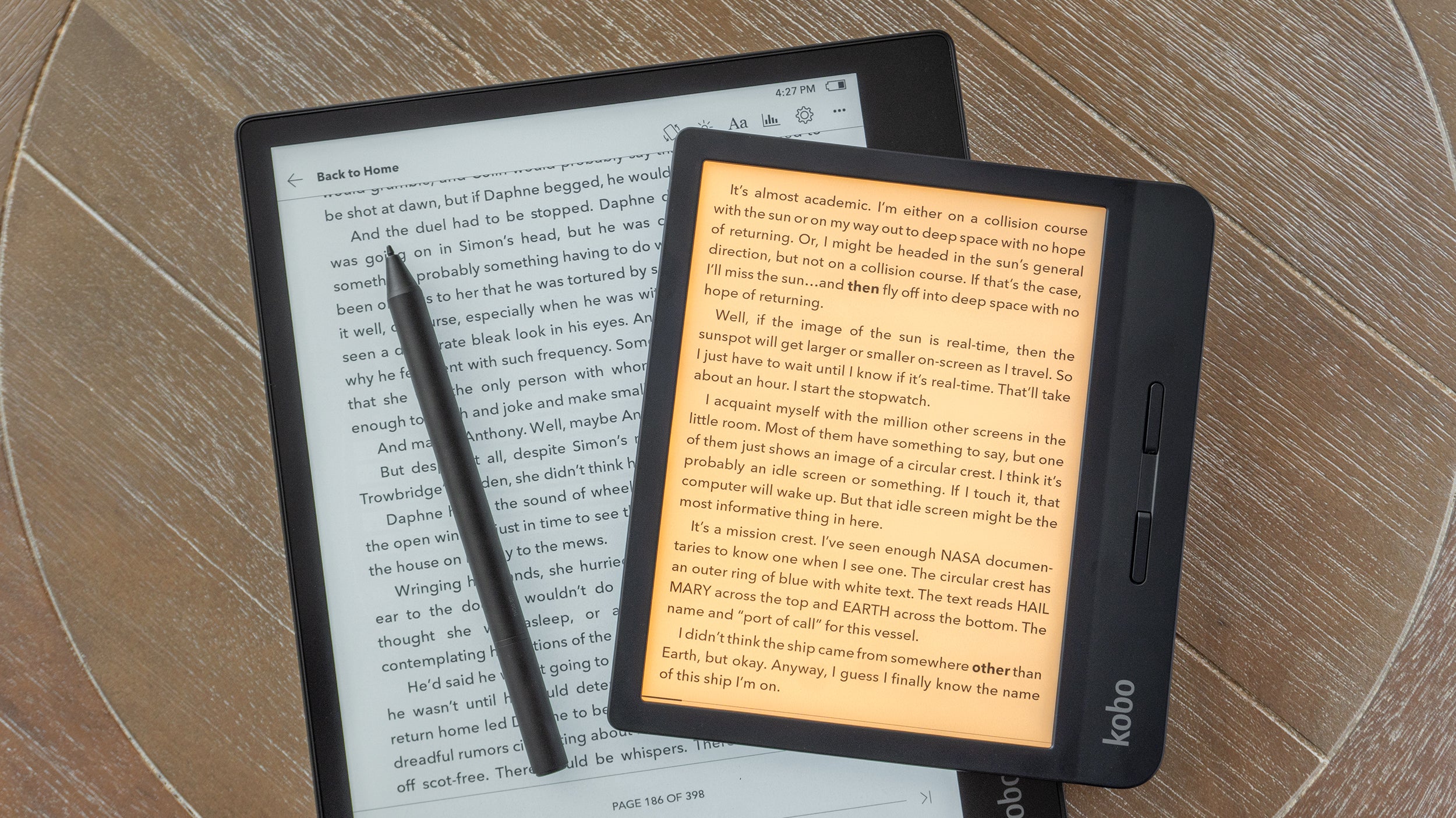 The Kobo Elipsa's self-illuminated screen is a big plus over the reMarkable 2, but it doesn't offer the colour temperature adjustments that the Kobo Forma and other e-readers do. (Photo: Andrew Liszewski/Gizmodo)