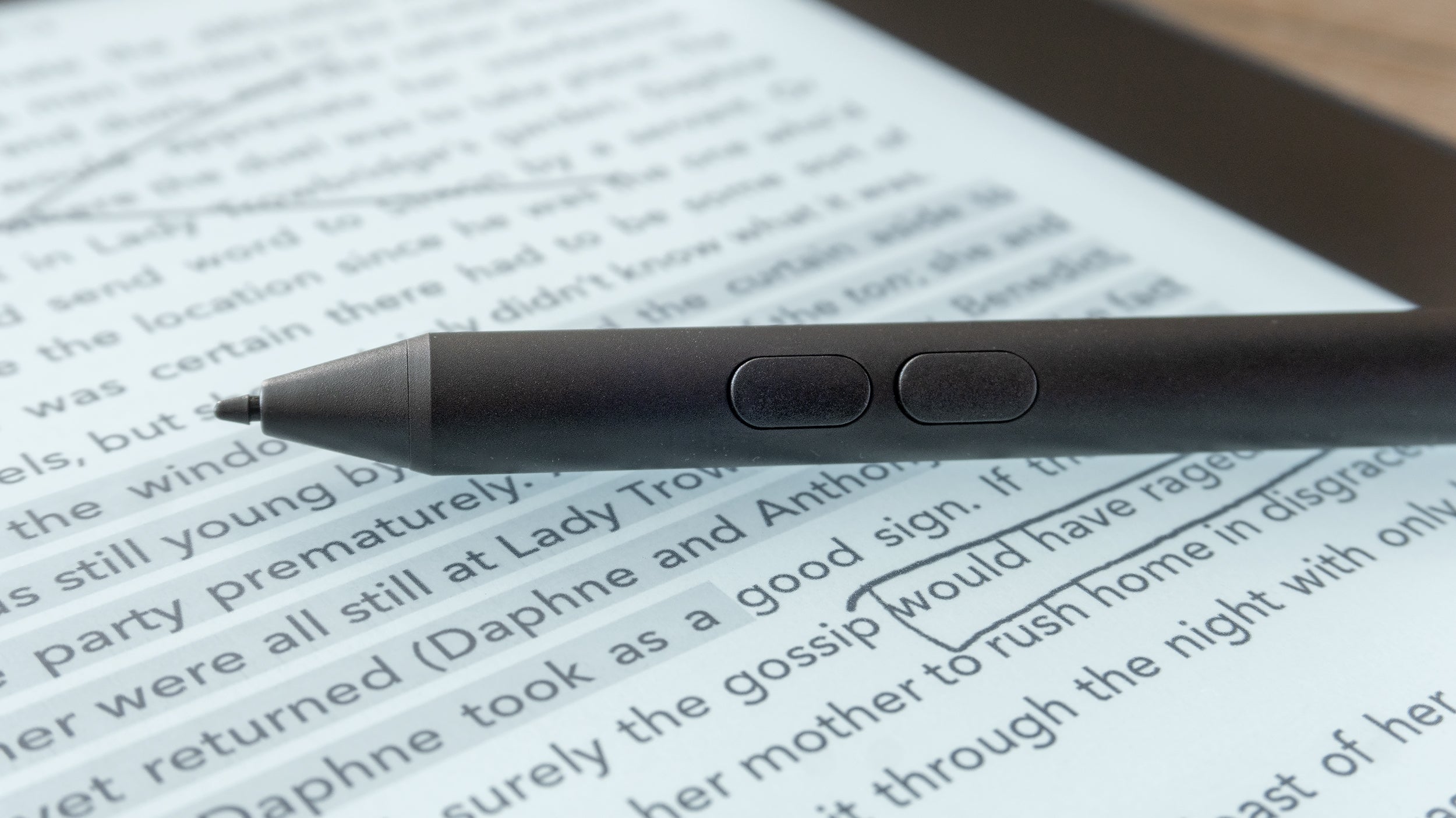 The Kobo Elipsa's included stylus includes two shortcut buttons for switching to erase or highlight modes. (Photo: Andrew Liszewski/Gizmodo)