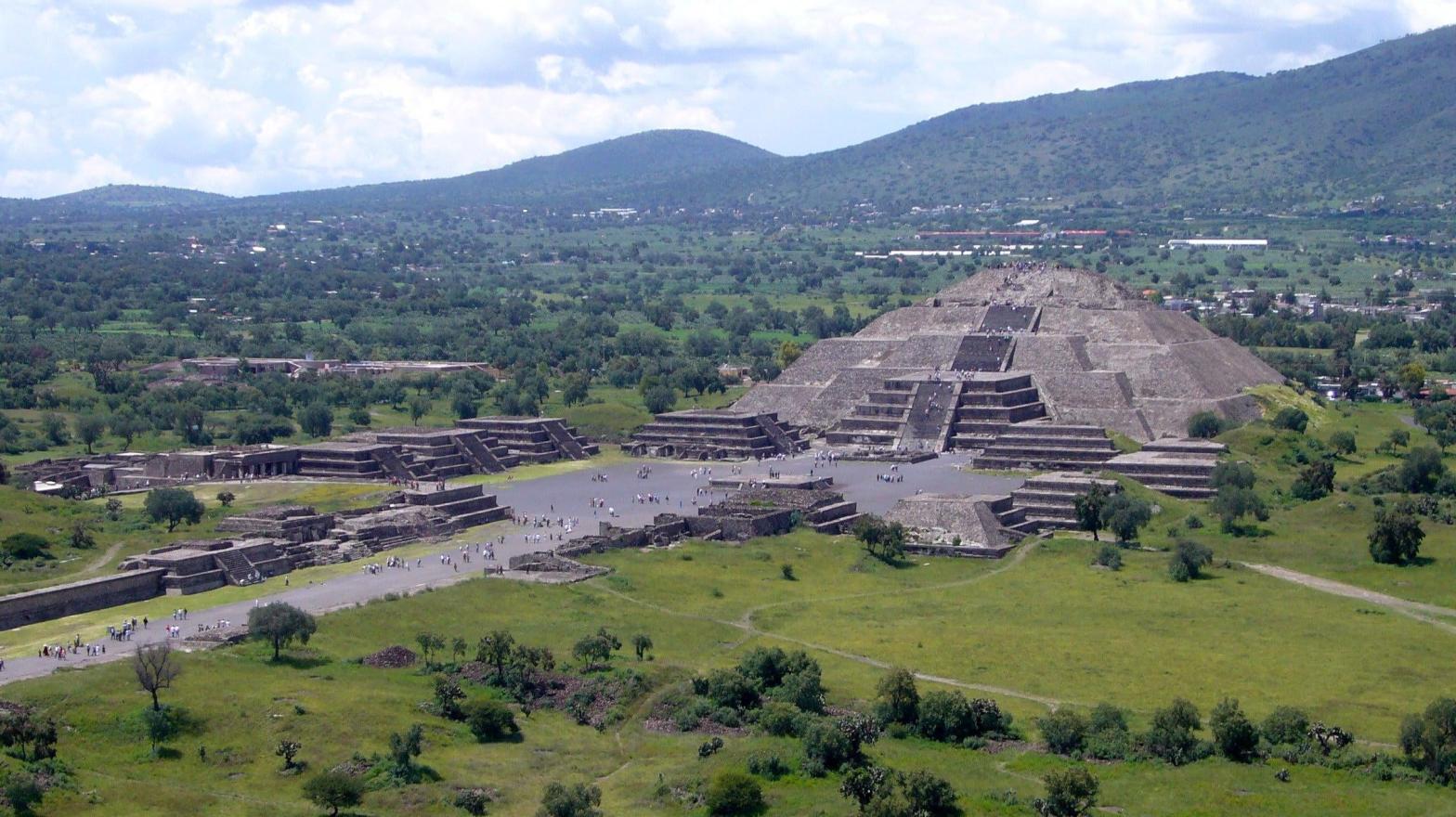 View of the Pyramid of the Moon from the Pyramid of the Sun. (Image: Gorgo, Fair Use)