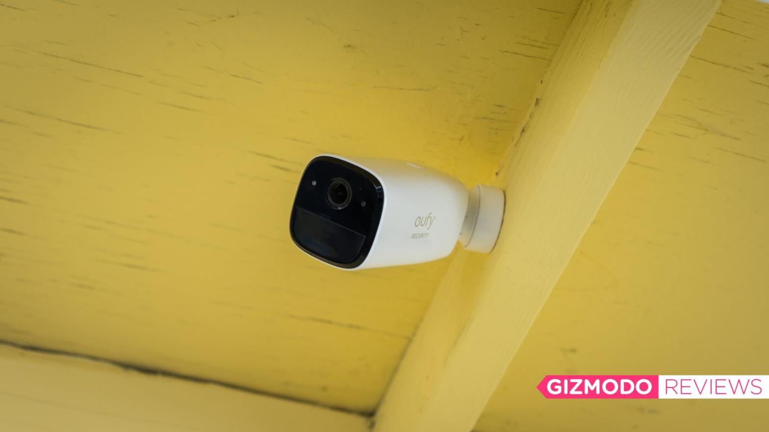 The Eufy SoloCam E40 is a small security camera with lots of smarts.  (Photo: Florence Ion / Gizmodo)