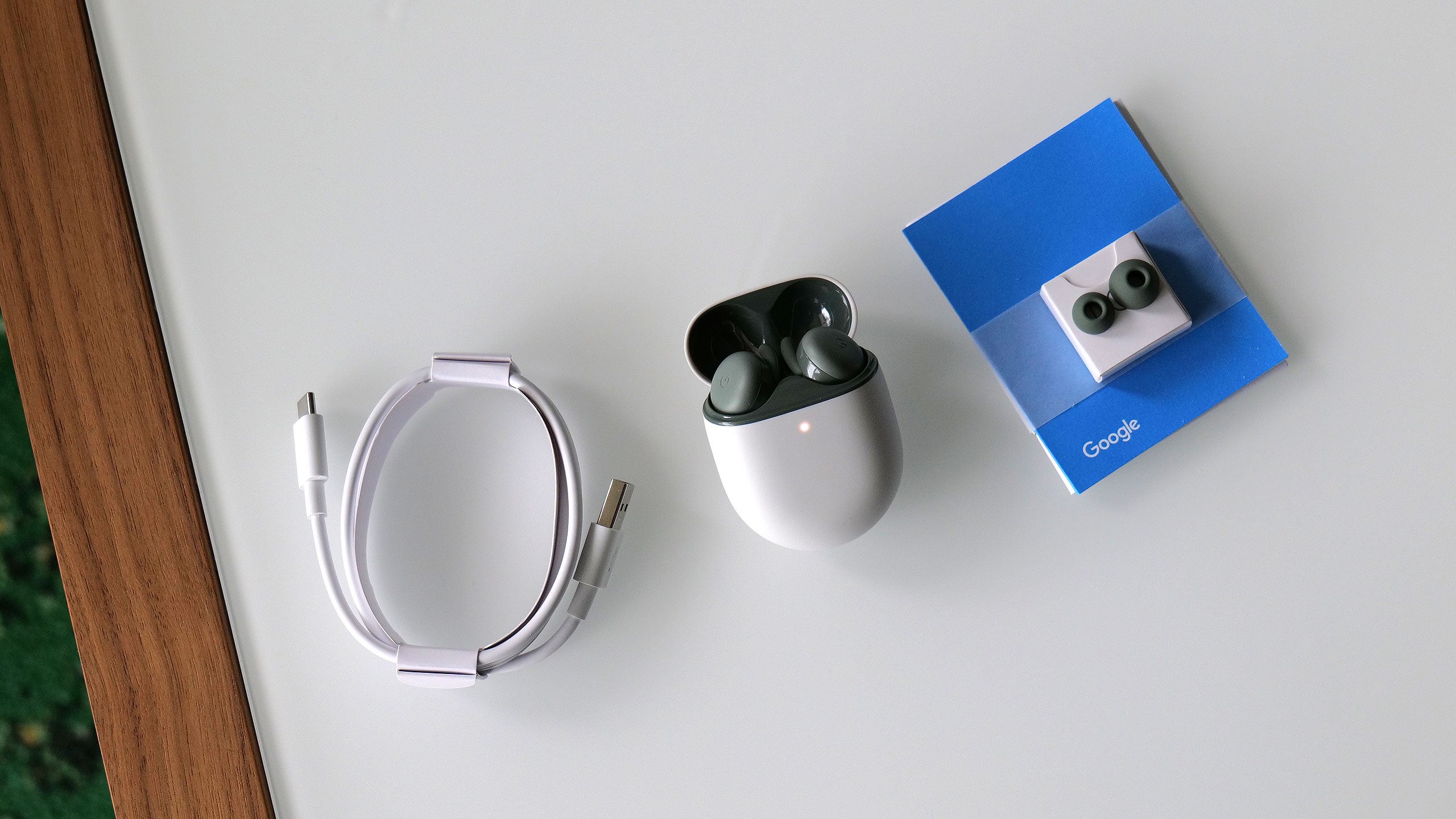 Here's everything that comes included with the Pixel Buds A.  (Photo: Sam Rutherford/Gizmodo)