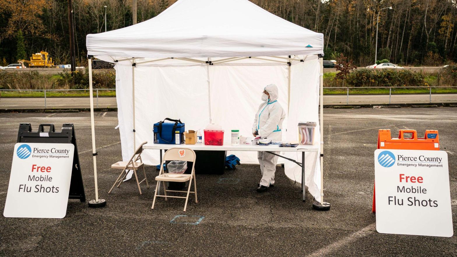 A nurse waits to administer flu shots during a COVID-19 testing and flu shot event at the Tacoma Dome on November 28, 2020 in Tacoma, Washington. (Image: David Ryder, Getty Images)