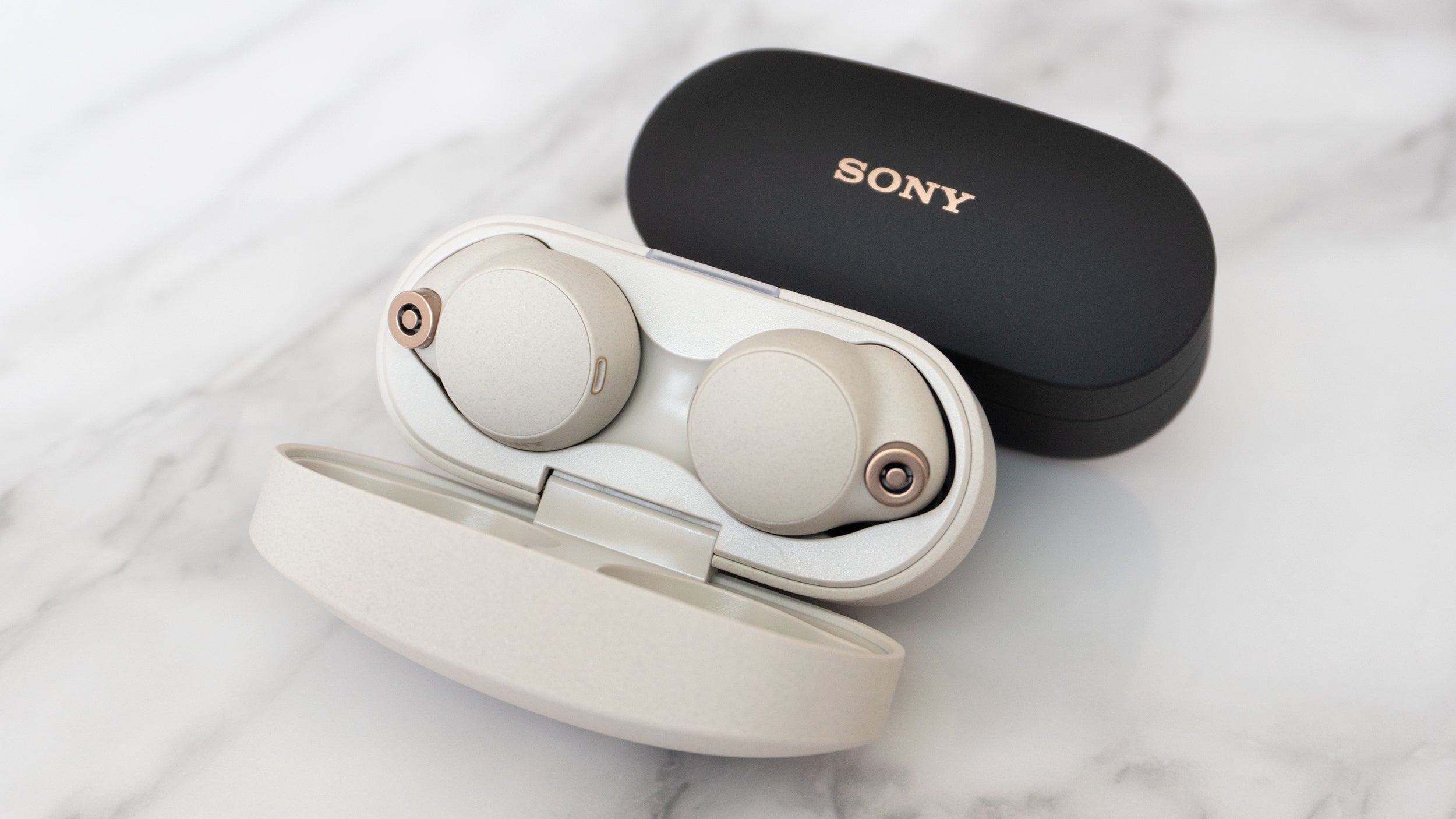 The Sony WF-1000XM4 wireless earbuds are available in black or '80s desktop tower PC beige colour options. (Photo: Andrew Liszewski/Gizmodo)