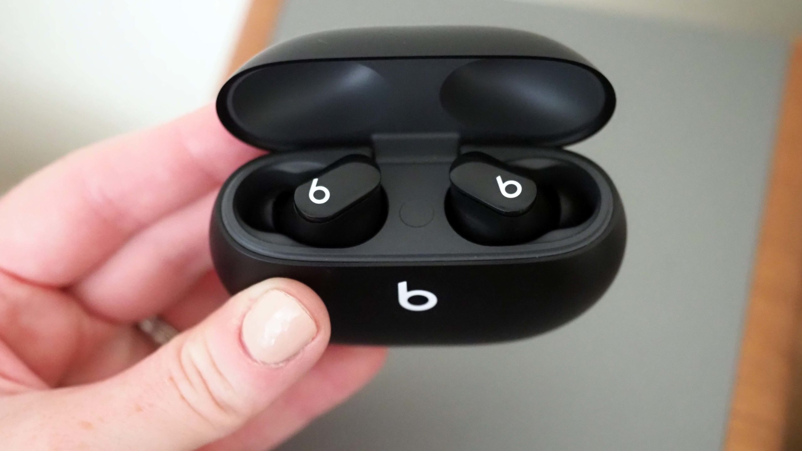 The Studio Buds can be paired to any device using the centre button. (Photo: Caitlin McGarry/Gizmodo)
