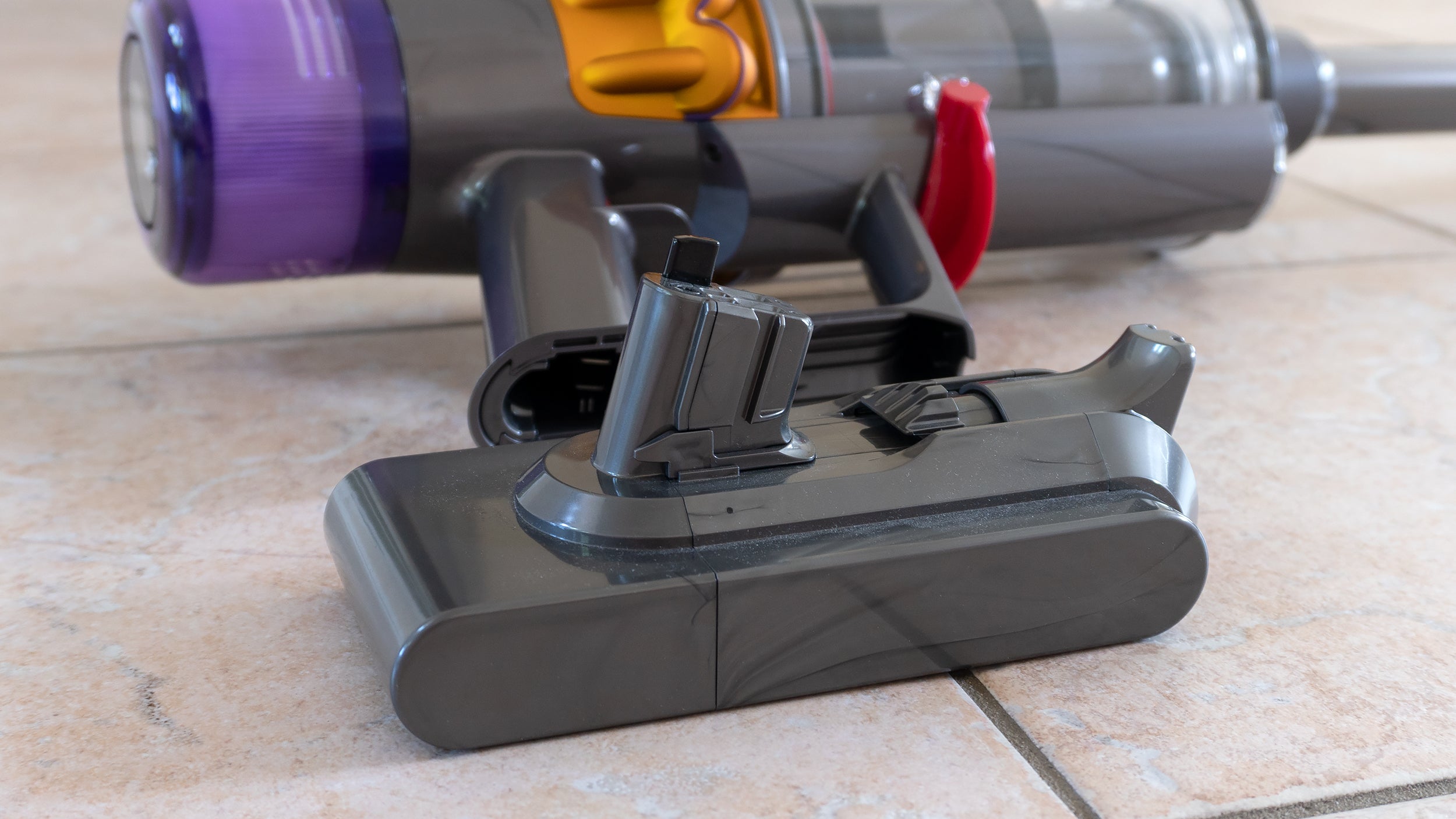 Like the Dyson V11 Outsize, the V15 Detect includes an easily swappable battery, so if you need to clean for hours, you can keep spares on hand and swap fresh batteries in as they die. (Photo: Andrew Liszewski/Gizmodo)