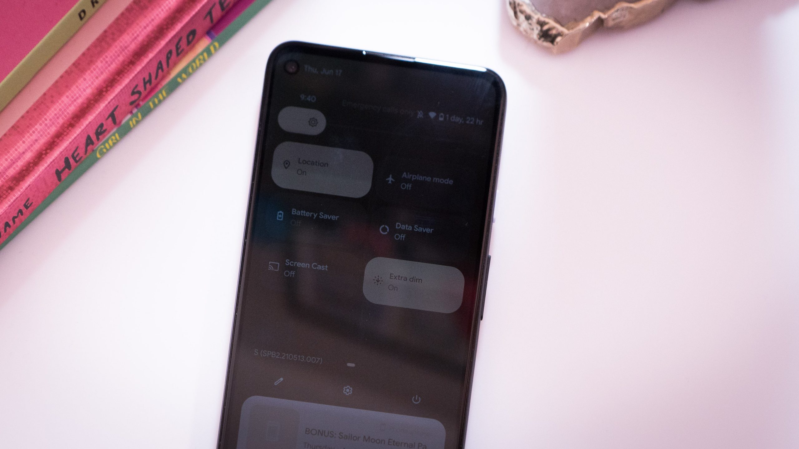 Use the Extra Dim feature to quickly decrease screen brightness or make it easier to look at your phone at night.  (Photo: Florence Ion / Gizmodo)