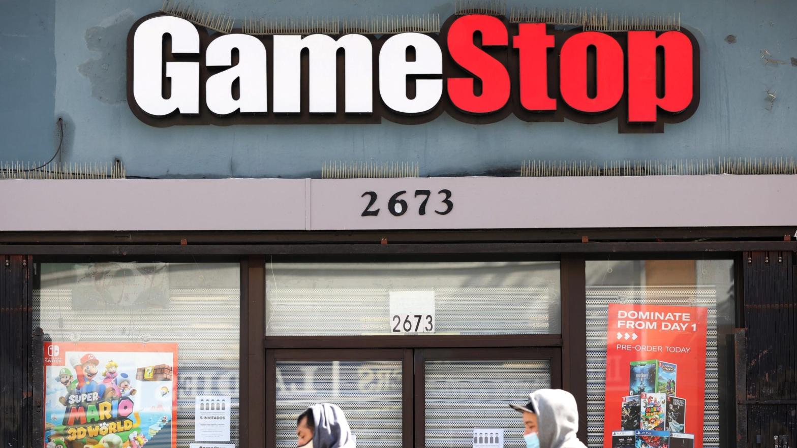 Pedestrians stroll by a GameStop store in March 2021 in San Francisco, California. (Photo: Justin Sullivan, Getty Images)